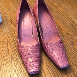 Pink leather pumps embossed in crocodile print
